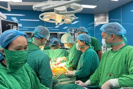 Вьетнамские врачи проводят трансплатацию легких пациенту. Фото: Vietnam+