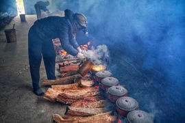 Маринованную рыбу тушат в глиняных горшках на дровяных печах в течение 10-20 часов. (Фото: ВИA)