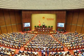 5 мая на девятой сессии Национального собрания (НС) 15-го созыва 100% присутствовавших депутатов проголосовали «за», НС официально приняло резолюцию о внесении изменений и дополнений в ряд статей Конституции 2013 года. (Фото: ВИА) 