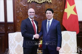 Президент государства Лыонг Кыонг (справа) и посол Канады Шон Перри Стайл во время встречи 26 июня (Фото: ВИA)