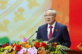 Нгуен Хоа Бинь, член Политбюро, постоянный заместитель секретаря партийного комитета Правительства, постоянный заместитель премьер-министра, представляет политический доклад. (Фото: ВИА) 