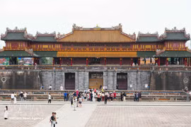 Многочисленные туристы посещают Нгомон (Полуденные ворота) в Императорской цитадели Хюэ. Фото: ВИА. 