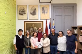 Посол Вьетнама Нго Минь Нгует фотографируется с представителями Коммунистической партии Уругвая. (Фото: ВИА) 