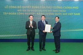 Уполномоченный премьер-министром, заместитель премьер-министра Буй Тхань Шон (справа) вручает решение о переименовании Вьетнамской нефтегазовой группы 9 апреля. (Фото: VietnamPlus)