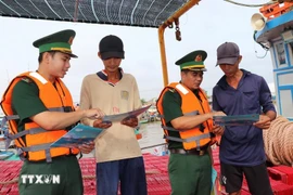 Распространение информации о борьбе с ННН-промыслом среди рыбаков (Фото: ВИА) 