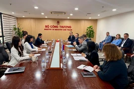 Рабочая встреча заместителя министра промышленности и торговли Фан Тхи Тханг с губернатором Пермского края Дмитрием Николаевичем Махониным. (Фото: Министерство промышленности и торговли) 