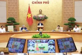 Премьер-министр Фам Минь Тьинь председательствует на очередном июньском заседании кабинета министров и национальной онлайн-конференции между правительством и местными властями. (Фото: ВИA)