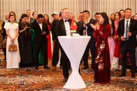 Генеральный консул Вьетнама Нгуен Тхань Ха (справа впереди) и премьер-министр Западной Австралии Роджер Кук (слева впереди) и другие участники церемонии (Фото: ВИA)