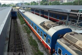 **Vietnam Railways** запустит дополнительные пассажирские поезда и включит дополнительные вагоны в составы действующих рейсов для удовлетворения растущего спроса на поездки в период четырёхдневных новогодних праздников 2026 года с 1 по 4 января. (Фото: ВИА) 
