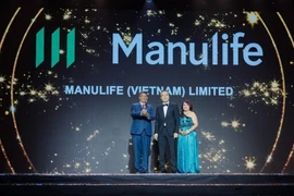 Представитель Manulife Vietnam получает награду от организаторов (Фото: Организационный комитет)