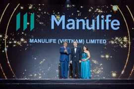 Представитель Manulife Vietnam получает награду от организаторов (Фото: Организационный комитет)