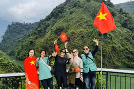 Иностранные туристы фотографируются вместе с местными жителями. Фото: ВИА. 