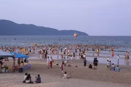 Пляж Дананга привлекает большое число туристов. (Фото: ВИА) 