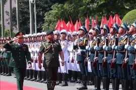 Генерал Нгуен Тан Кыонг, начальник Генерального штаба Народной армии Вьетнама (НАВ) и заместитель министра национальной обороны, и генерал-майор Дато Падука Сери Фаджи Мухаммад Хасаими Бин Бол Хассан, командующий Королевскими вооруженными силами Брунея, обходят строй почетного караула Народной армии Вьетнама 17 сентября. (Фото: ВИA)