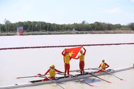Буй Тхи Тху Хиен, Нгуен Зянг, Динь Тхи Хао и Фам Тхи Хюэ празднуют победу после завоевания золотой медали в финале женской четвёрки парной на SEA Games 33. (Фото: ВИА) 