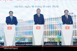 Генеральный секретарь ЦК КПВ То Лам (в центре), Премьер-министр Фам Минь Тьинь (слева) и заведующий Отделом ЦК КПВ по внутренним делам Фан Динь Чак дают старт строительству высокотехнологичного завода по производству полупроводников в Ханое 16 января 2026 года. (Фото: ВИА) 