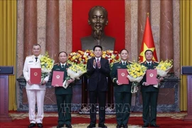 Президент государства Лыонг Кыонг (в центре) и вновь повышенные в звании офицеры на церемонии. (Фото: ВИА)