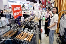 Покупатели в супермаркете в провинции Хынгйен. (Фото: ВИА) 