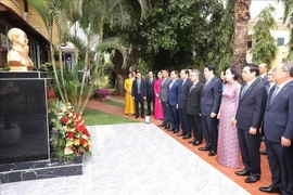 Президент Лыонг Кыонг, его супруга и высокопоставленная вьетнамская делегация почтительно возлагают свежие цветы к статуе президента Хо Ши Мина у посольства Вьетнама. (Фото: ВИA)
