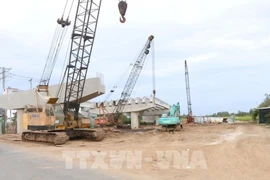 Строительство подпроекта № 4 проекта скоростной автомагистрали Чаудок - Кантхо - Шокчанг, который финансируется за счет государственного инвестиционного капитала. (Фото: ВИA)