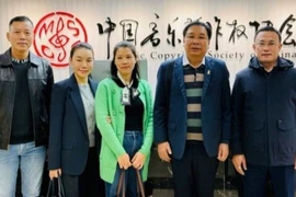 Директор Вьетнамского центра по защите авторских прав на музыкальные произведения Динь Чунг Кан (второй справа) на заседании Международной конфедерации обществ авторов и композиторов в Пекине (Китай) в октябре 2025 года. Фото: nhandan.vn. 