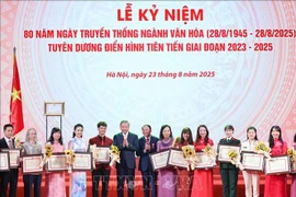 Генеральный секретарь партии То Лам вместе с министром культуры, спорта и туризма Нгуен Ван Хунгом вручили почётные грамоты и цветы в знак поздравления выдающимся представителям. (Фото: ВИА)
