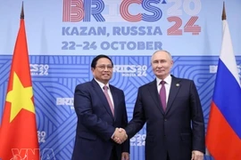 Премьер-министр Фам Минь Тьинь (слева) и Президент России Владимир Путин, председатель БРИКС в 2024 году, на встрече на полях расширенного саммита лидеров БРИКС в Казани, 24 октября 2024 года. (Фото: ВИА) 