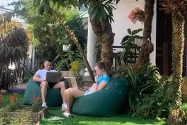 Иностранцы в коворкинг-пространстве в Дананге. (Фото предоставлено Coworking Danang) 