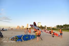 Туристы готовятся к серфингу у побережья Дананга. (Фото: ВИА) 