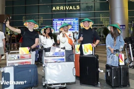 Иностранные туристы посещают Дананг. (Фото: VietnamPlus) 