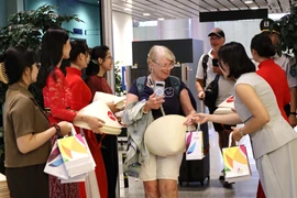 Вручение подарков пассажирам двух новых международных рейсов из Манилы и Бали. Фото: ВИА.