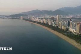 Пляж Нячанга с кристально чистыми голубыми водами. (Фото: ВИA) 