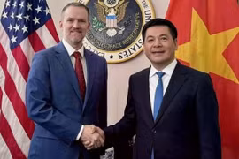 Специальный посланник премьер-министра, министр промышленности и торговли Нгуен Хонг Зиен (справа) и торговый представитель США Джеймисон Л. Грир (Фото: Министерство промышленности и торговли)