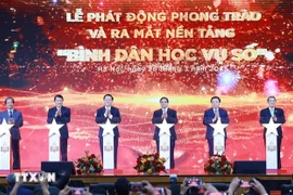 Премьер-министр Фам Минь Тьинь (третий справа) и делегаты запускают движение «Цифровая грамотность для всех». (Фото: ВИА)
