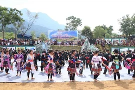 Исполнение на флейте народности Монг. (Фото: ВИА)