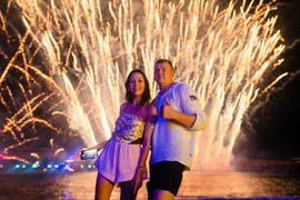 Sun World привлекает внутренних и иностранных туристов зрелищными шоу мирового уровня. (Фото: Sun Group)