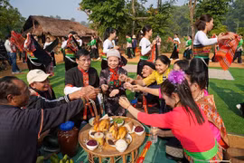 Когда празднование заканчивается, все собираются вместе, чтобы отведать блюда, приготовленные из нового урожая риса, свинины и рисовой настойки. (Фото: ВИА)