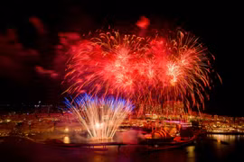 Когда-то фейерверки на Фукуоке устраивались лишь по особым случаям, а теперь с наступлением вечера они стали для острова ежедневным ритмом и его «визуальной визитной карточкой». (Фото: Sun Group) 