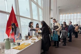 Иностранные гости у стенда с вьетнамским кофе во время мероприятия, прошедшего в штаб-квартире Организации Объединенных Наций. Фото: ВИА. 