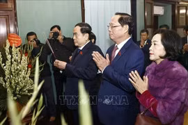 Председатель НС Чан Тхань Ман (третий справа) воскурил благовония в память о покойном президенте Хо Ши Мине в доме № 67 в комплексе Президентского дворца в Ханое 3 февраля (Фото: ВИА)