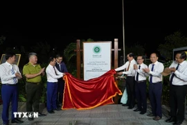 Делегаты открывают эмблему Зелёного списка, размещённую на территории дирекции Национального парка Кондао. (Фото: ВИA) 