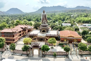 Статуя Будды Амитабхи высотой 24 метра в пагоде Кимтьен (Анзянг)