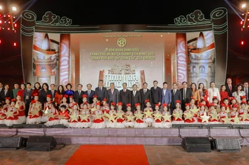 Участники церемонии принятия Ханоя в качестве города — члена Сети глобальных обучающихся городов ЮНЕСКО (Фото: ВИА)