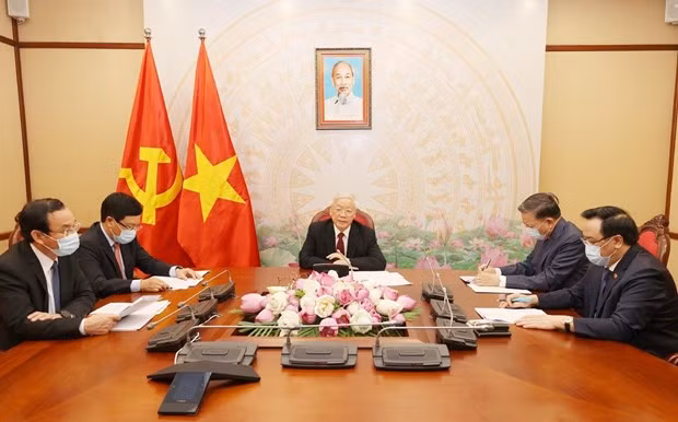 Генеральный секретарь ЦК КПВ и президент СРВ Нгуен Фу Чонг (в центре) во время телефонных переговоров со своим лаосским коллегой Буннхангом Ворачитом 13 августа (Фото: ВИА)