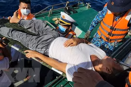 Морская патрульная служба перевозит рыбака с острова Шонка на корабль для доставки на материк. (Фото: ВИА) 