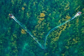 Две лодки-корзины используют V-образную сеть для ловли кальмаров. (Фото: vnexpress.net) 