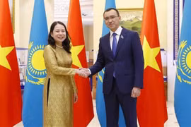 Вице-президент Во Тхи Ань Суан и председатель Сената Парламента РК Маулен Ашимбаев (Фото: ВИА)