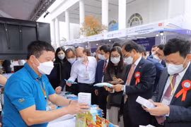 Посетители вьетнамского стенда. Фото: baothanhhoa.vn 