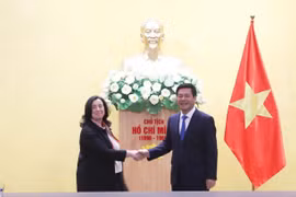 Министр промышленности и торговли Нгуен Хонг Зиен (справа) и региональный вице-президент Всемирного банка (ВБ) по Восточной Азии и Тихоокеанскому региону Мануэла В. Ферро на их встрече в Ханое 14 ноября. (Фото: moit.gov.vn)