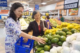 Клиенты Coop Mart Tan Binh 2 в городе Хошимин. Этот супермаркет и другие ритейлеры в этом городе продвигают онлайн-покупки для развития бизнеса во время пандемии COVID-19 (Фото: coopmart.com.vn)